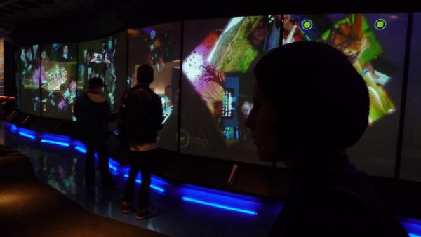 Alex an der Te Papa Mauer